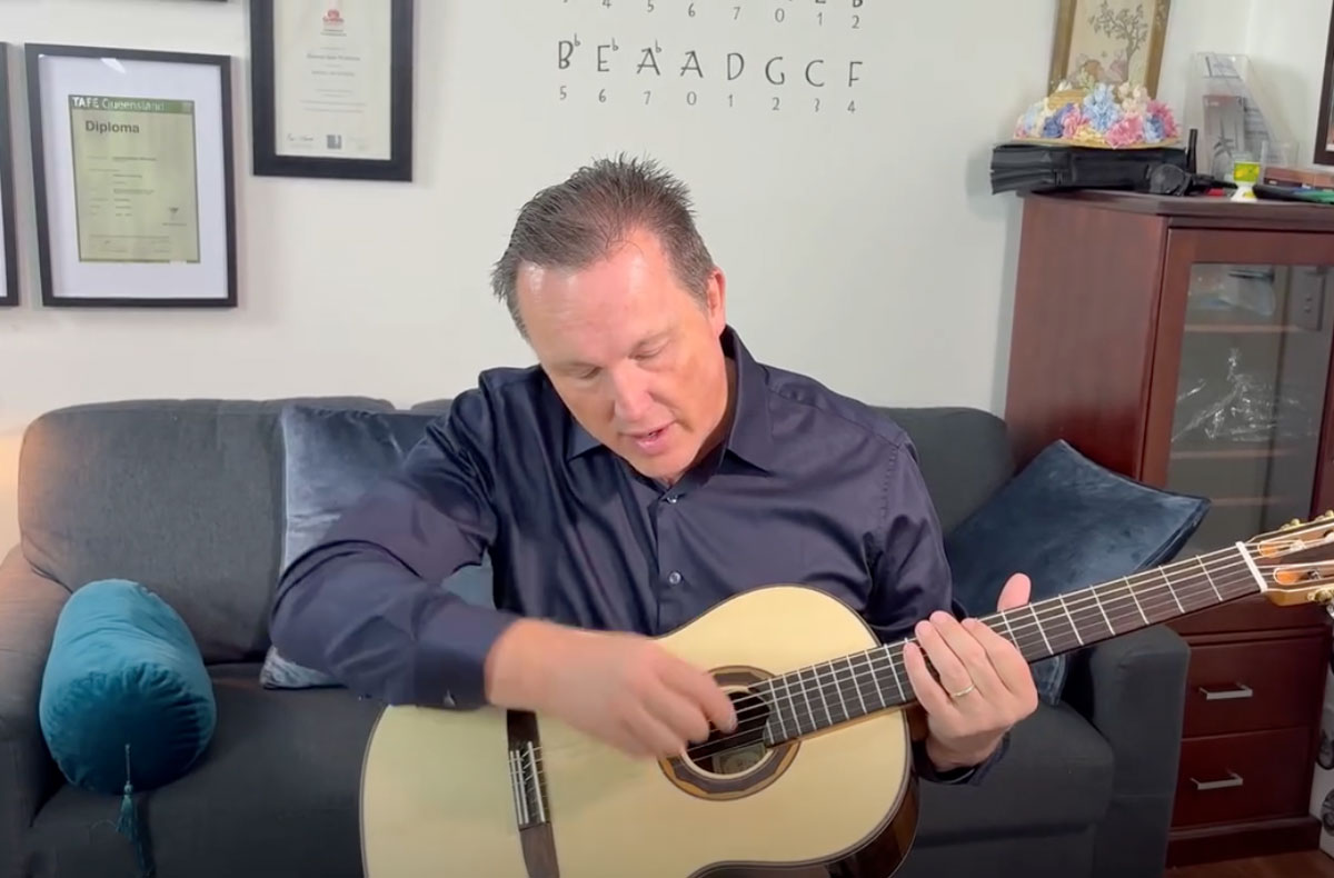 Hanika Guitars Lorin examines new guitar